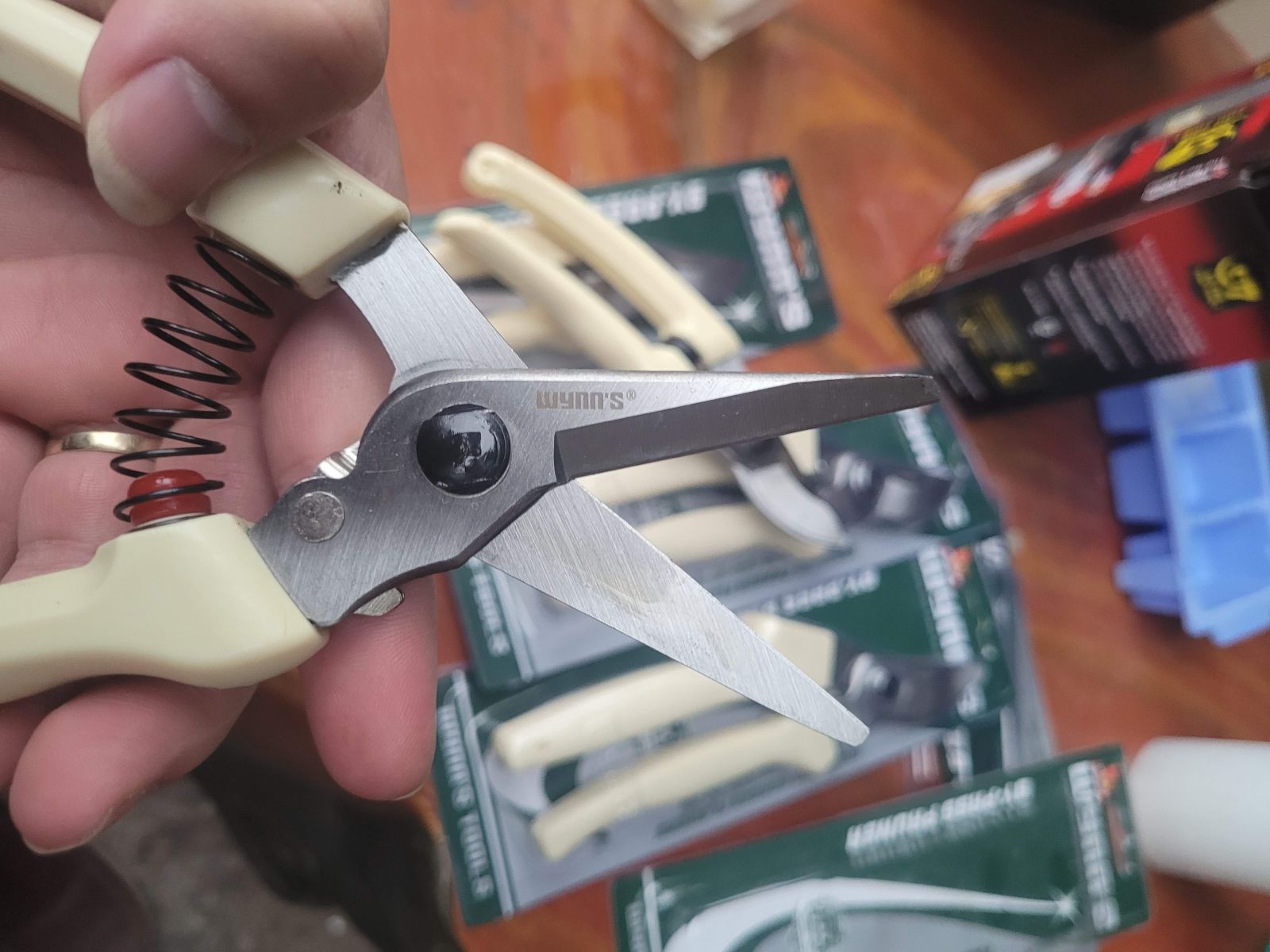 kéo tỉa wuynn trắng