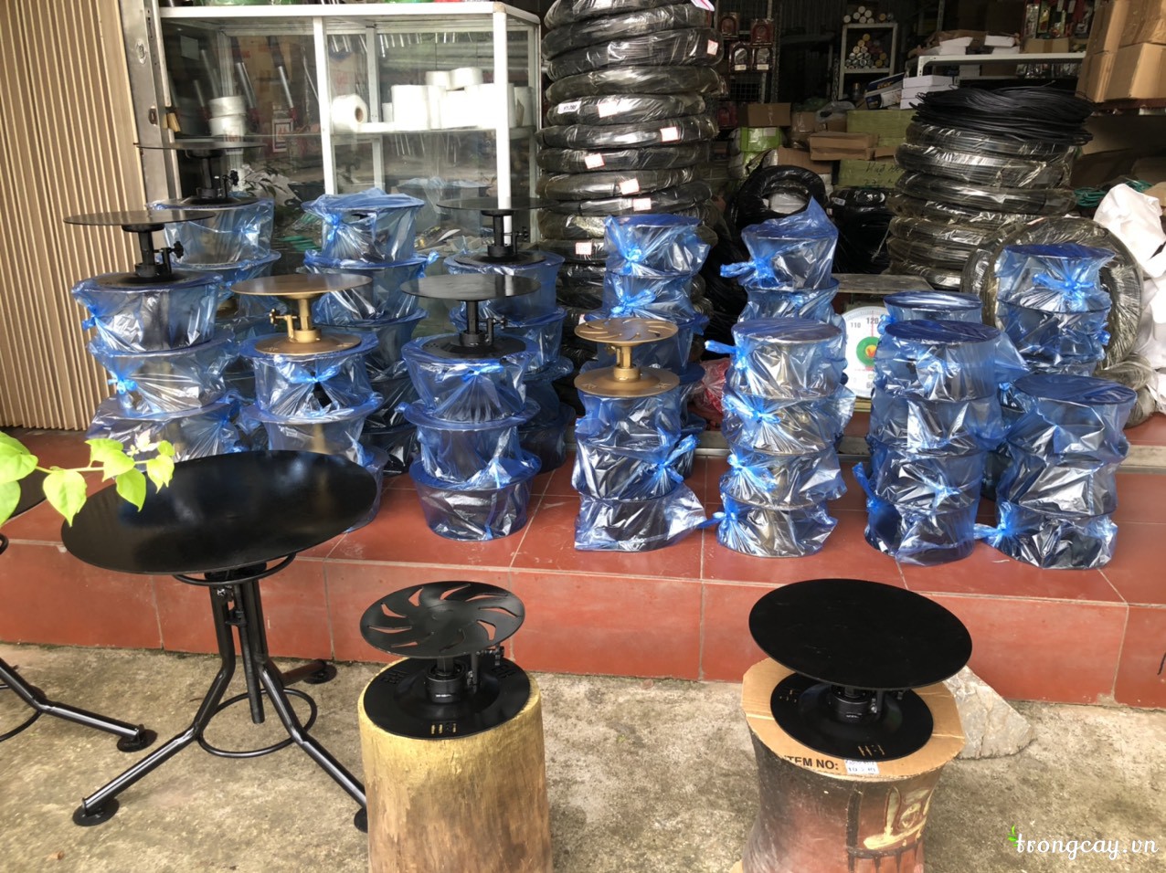 Bàn xoay bonsai (bàn xoay làm cây cảnh) là một dụng cụ giúp việc làm cây cảnh thuận tiện và dễ dàng hơn.